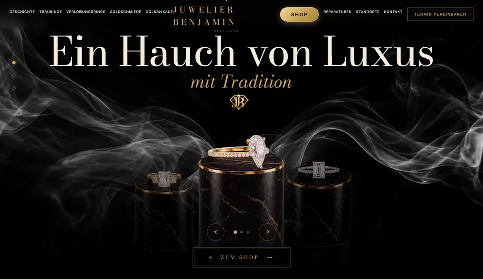 Startseite von Juwelier Benjamin am Bildschirm: Solit&auml;rring dreht sich auf einem Marmorpodest im Rauch unter dem Schriftzug Ein Hauch von Luxus