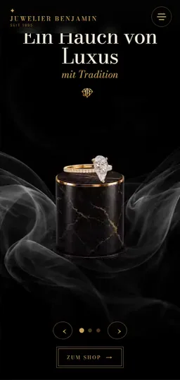 Startseite von Juwelier Benjamin auf dem Handy: Ring dreht sich auf einem Marmorpodest im Rauch