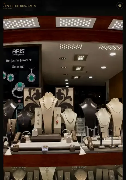 Schaufenster-Film von Juwelier Benjamin auf dem Tablet: die Kamera f&auml;hrt vom Schaufenster auf die Ladenfront in der Langgasse 26 zur&uuml;ck