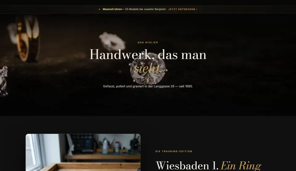Online-Shop von Juwelier Benjamin am Bildschirm: Atelier-Film mit Goldring zwischen Diamanten unter der Headline Handwerk, das man sieht