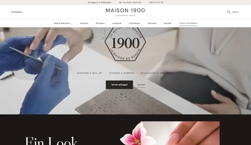 Startseite von Maison 1900 am Bildschirm: Hero-Film einer Nagelbehandlung, danach verwandeln sich ros&eacute;farbene N&auml;gel beim Scrollen in tropische Nail Art