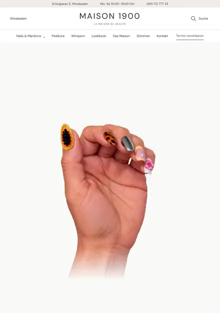 Maison 1900 auf dem Tablet: eine Hand dreht sich beim Scrollen auf, f&uuml;nf Nageldesigns werden beschriftet
