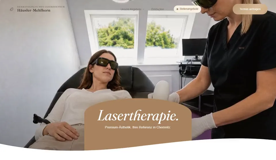 Startseite des Laserzentrums H&auml;usler-Mehlhorn am Bildschirm: Laserbehandlung im Hero-Video unter dem Schriftzug Lasertherapie