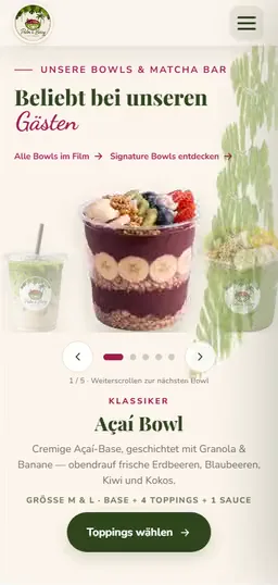 Beliebte Bowls von Palm & Berry auf dem Handy: A&ccedil;a&iacute;, Matcha und Pitaya drehen sich nacheinander, Zutaten werden beschriftet